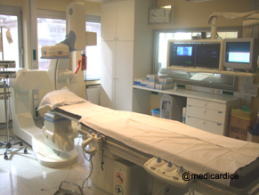 Appareillage de radioscopie utilisé en salle de cathétérisme cardiaque.